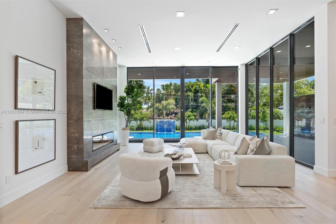 最近售出: $2,850,000 (5 贝兹, 5 浴室, 4220 平方英尺)