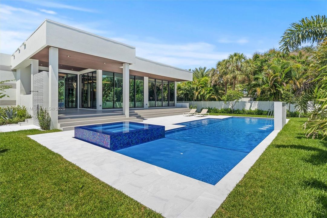 最近售出: $2,850,000 (5 贝兹, 5 浴室, 4220 平方英尺)