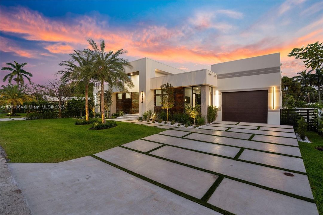 最近售出: $2,850,000 (5 贝兹, 5 浴室, 4220 平方英尺)