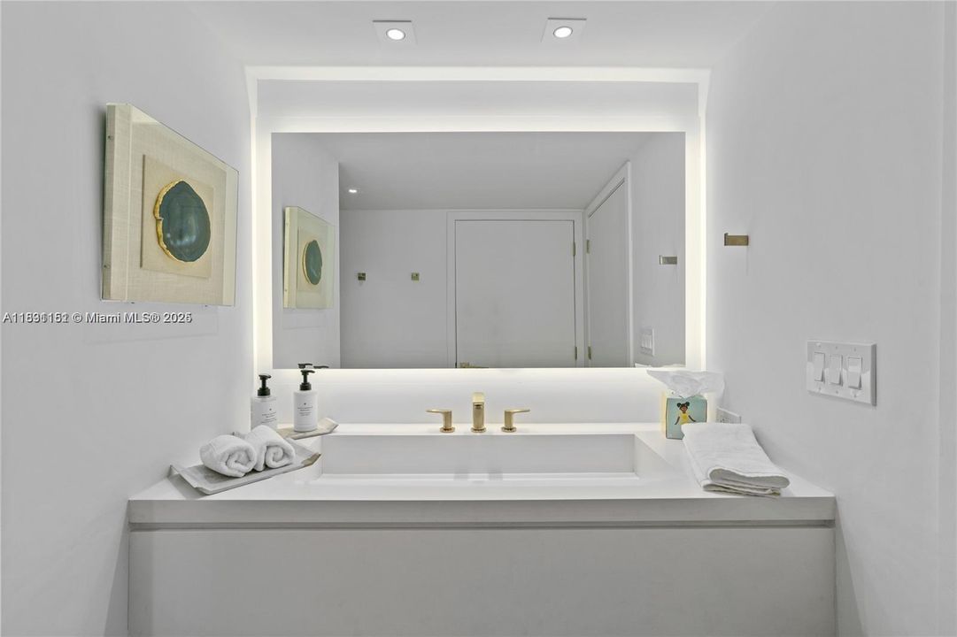 For Sale: $2,390,000 (2 beds, 2 baths, 1230 Square Feet)