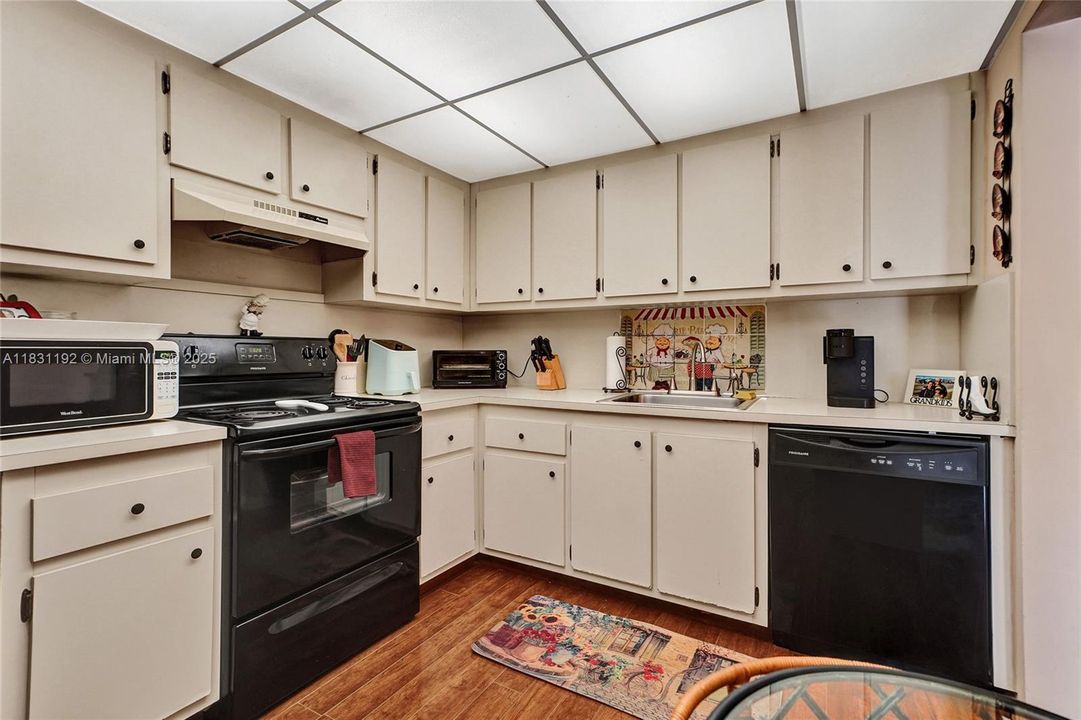 Active With Contract: $74,900 (1 beds, 1 baths, 798 Square Feet)