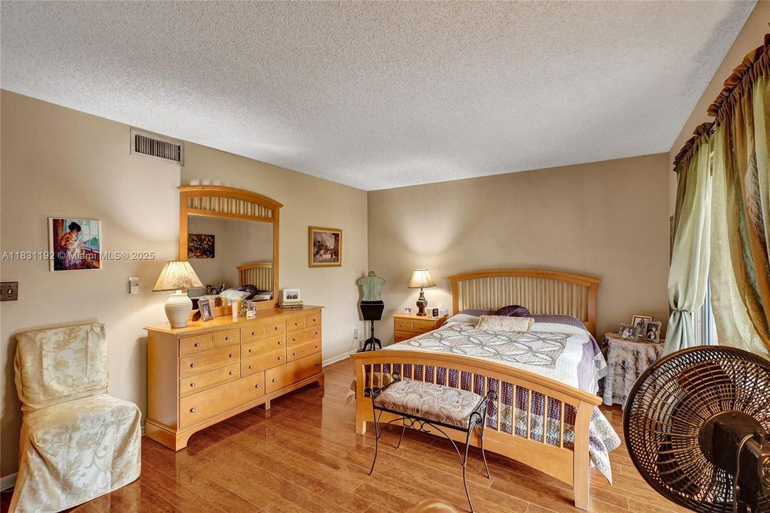 Active With Contract: $74,900 (1 beds, 1 baths, 798 Square Feet)