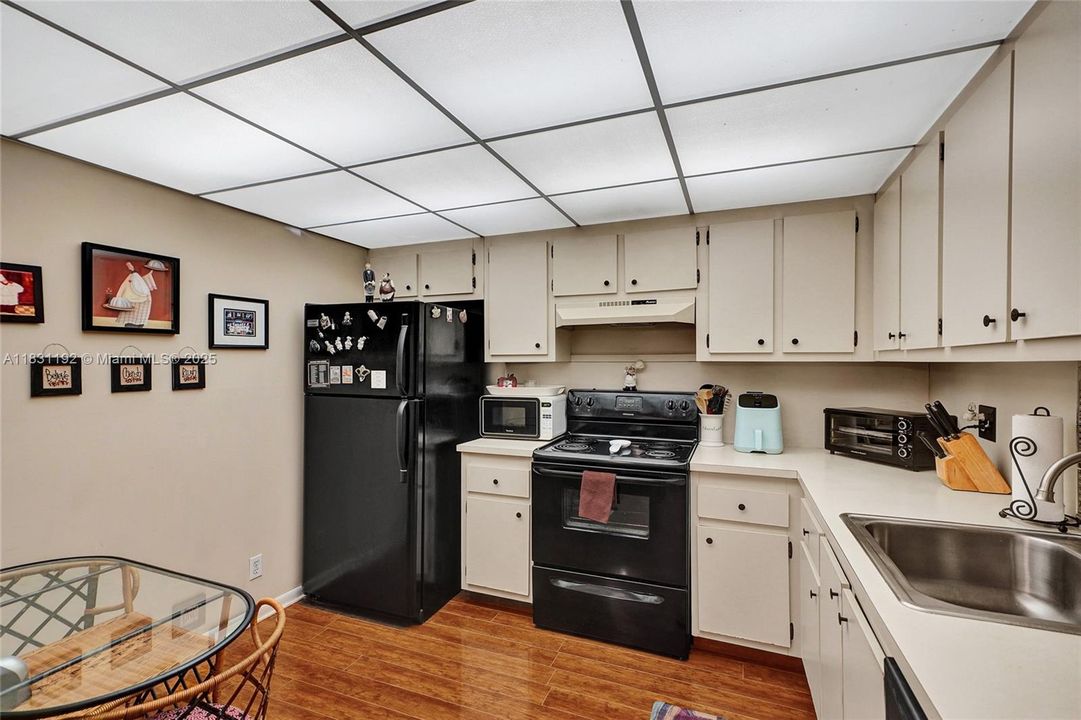 Active With Contract: $74,900 (1 beds, 1 baths, 798 Square Feet)