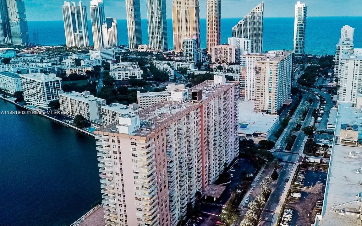 Recently Sold: $250,000 (2 beds, 2 baths, 1087 Square Feet)