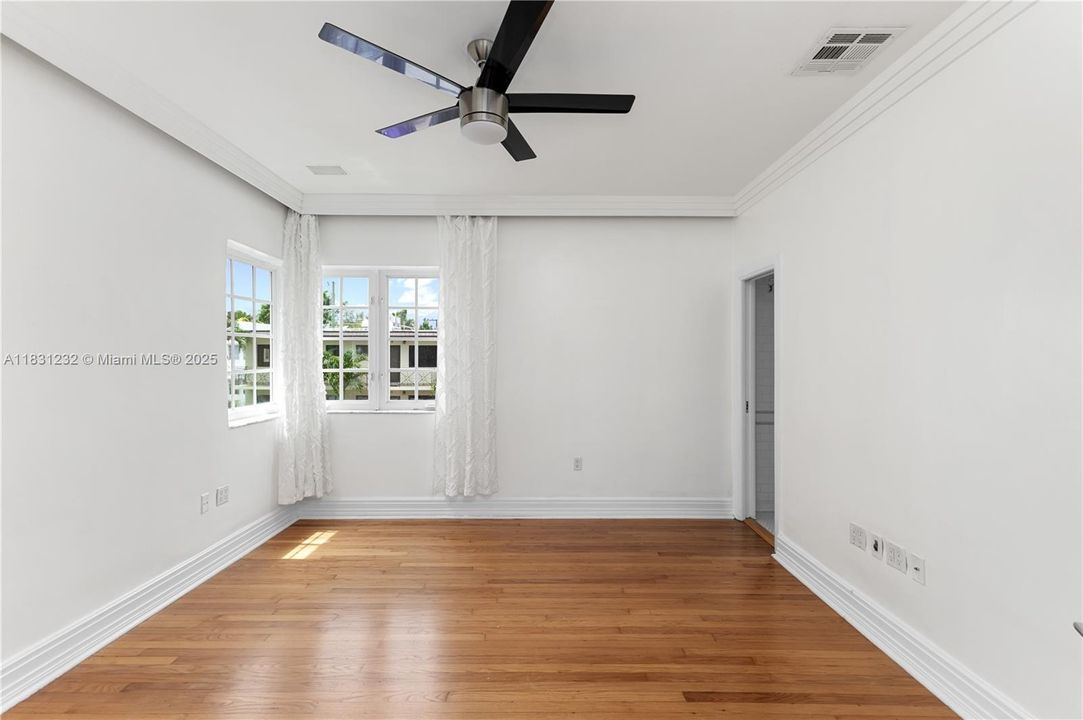 Недавно продано: $495,000 (2 спален, 2 ванн, 1126 Квадратных фут)