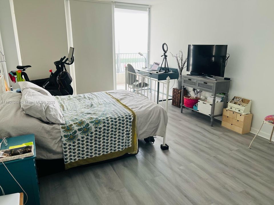 For Sale: $299,000 (1 beds, 1 baths, 800 Square Feet)