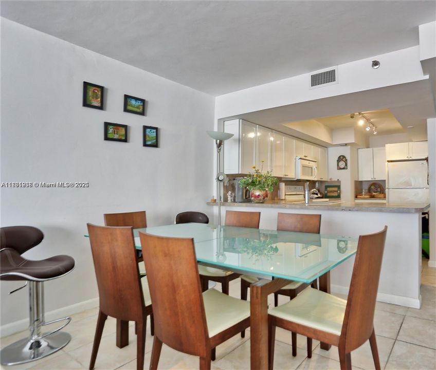 For Sale: $299,000 (1 beds, 1 baths, 800 Square Feet)