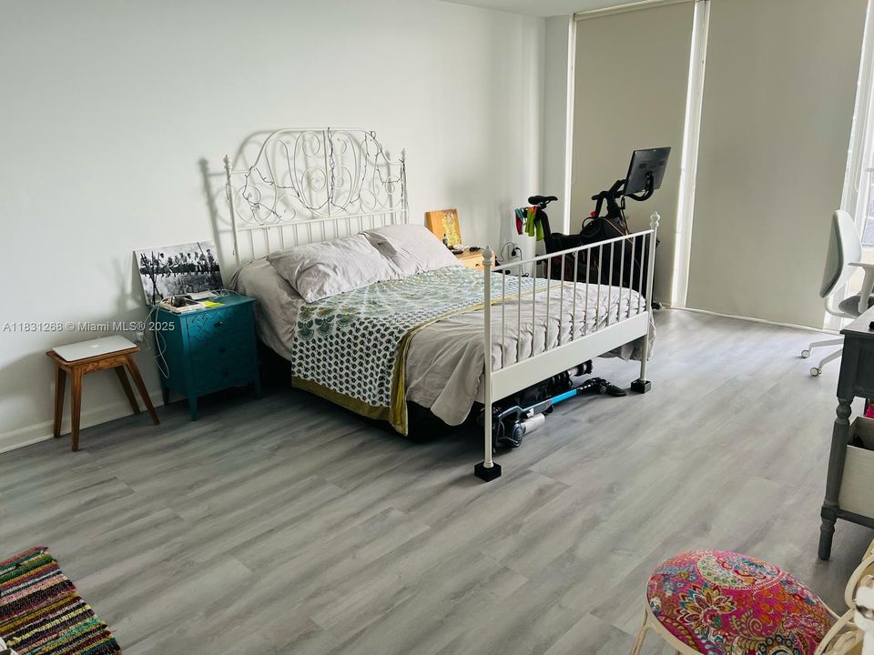 For Sale: $299,000 (1 beds, 1 baths, 800 Square Feet)