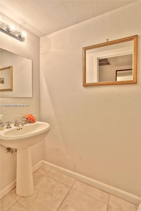 For Sale: $299,000 (1 beds, 1 baths, 800 Square Feet)