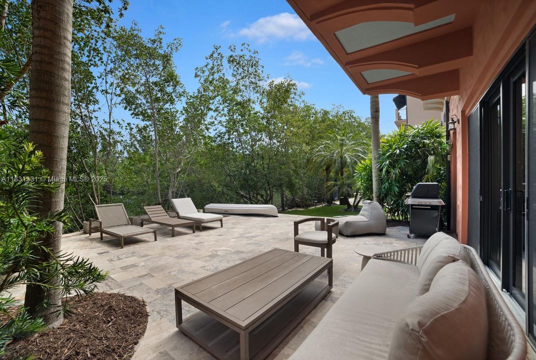 En Venta: $2,895,000 (4 camas, 3 baños, 4815 Pies cuadrados)