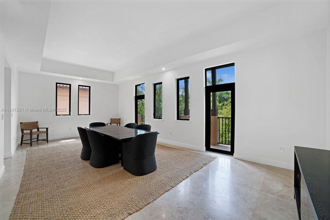 En Venta: $2,895,000 (4 camas, 3 baños, 4815 Pies cuadrados)