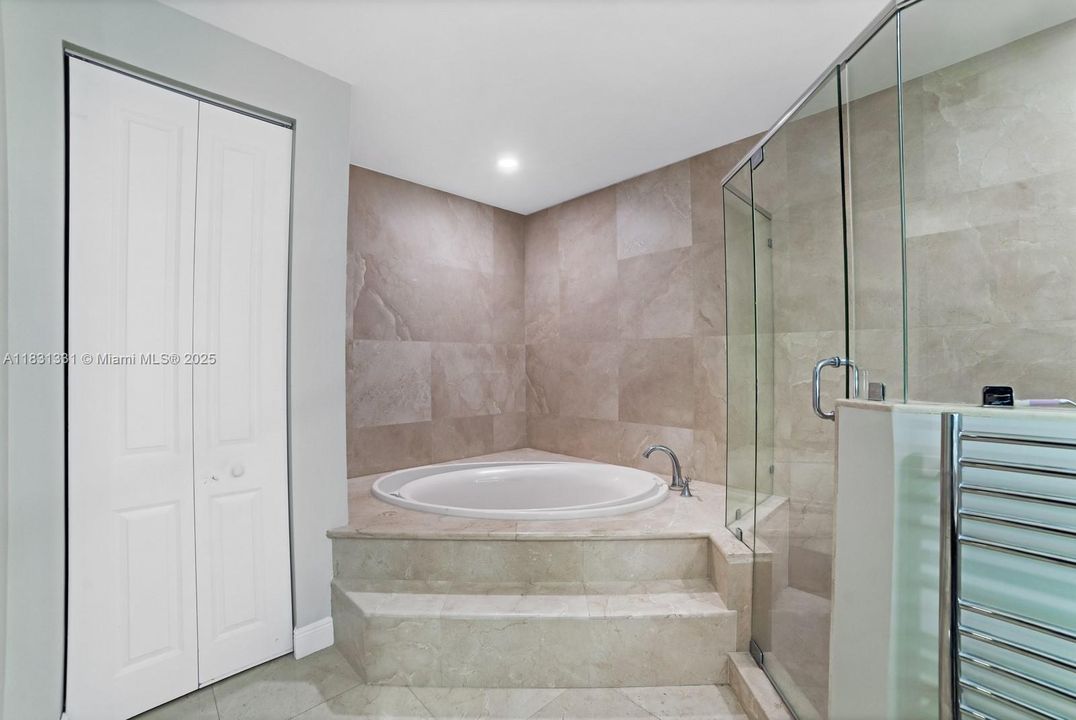 En Venta: $2,895,000 (4 camas, 3 baños, 4815 Pies cuadrados)