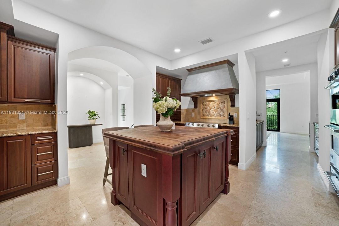 En Venta: $2,895,000 (4 camas, 3 baños, 4815 Pies cuadrados)