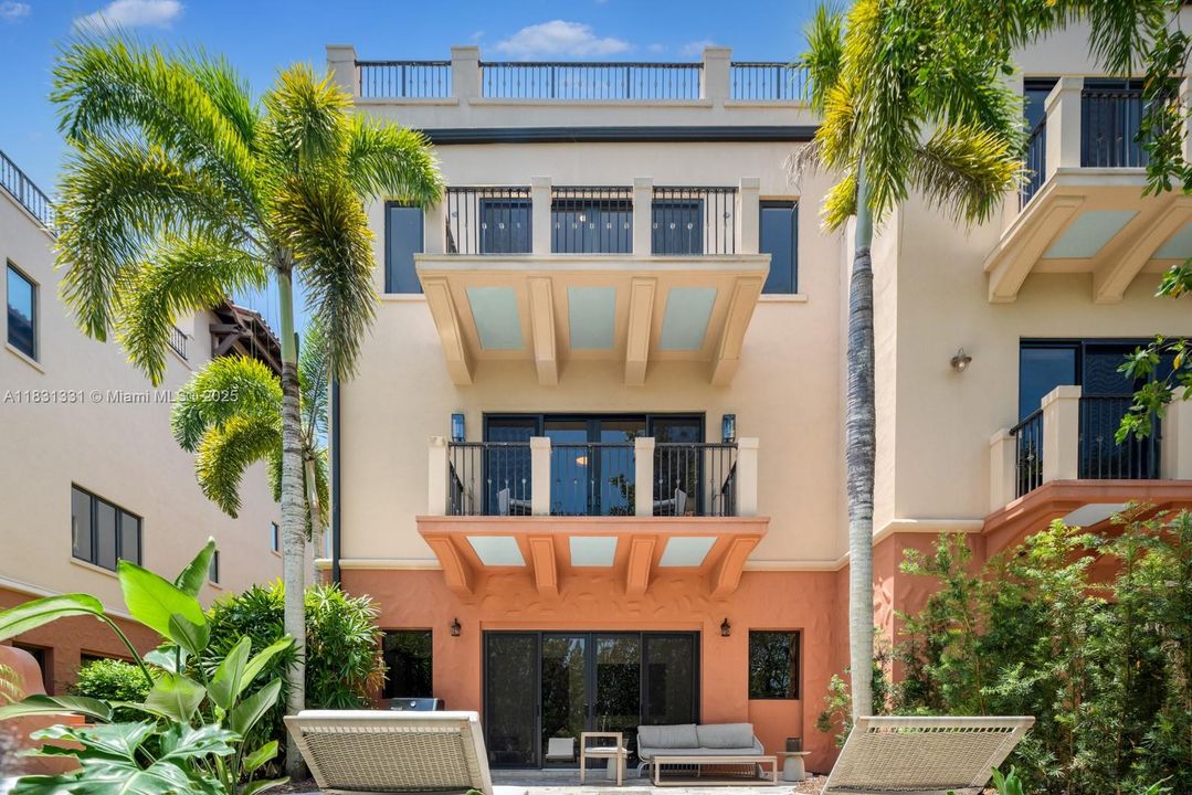 En Venta: $2,895,000 (4 camas, 3 baños, 4815 Pies cuadrados)