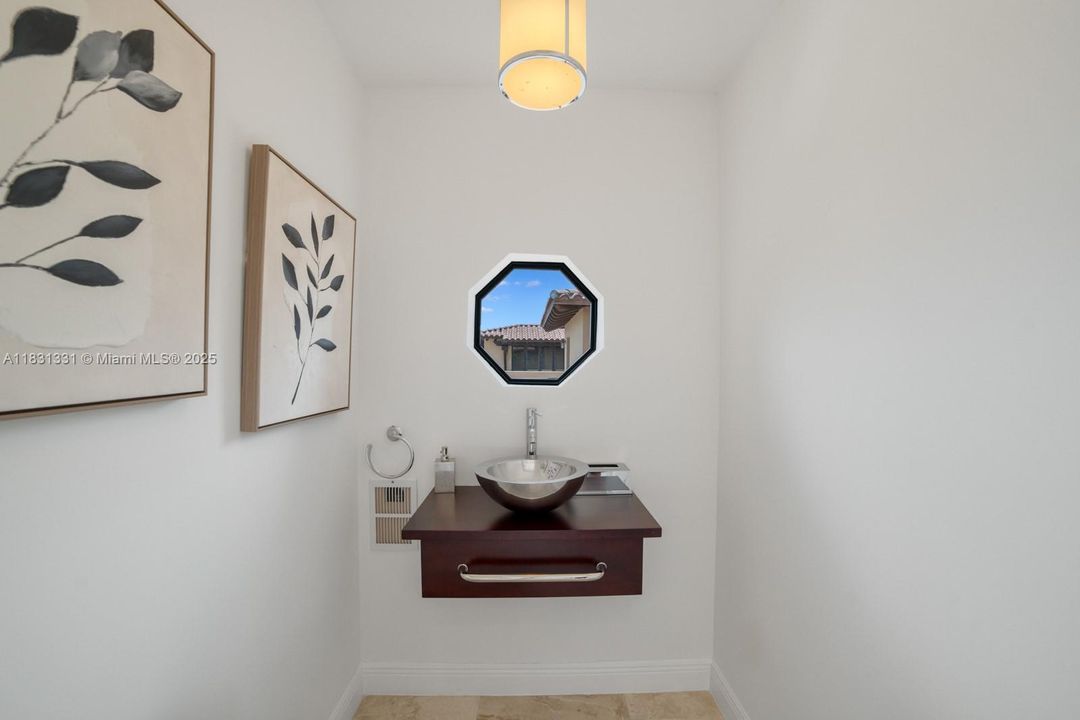 En Venta: $2,895,000 (4 camas, 3 baños, 4815 Pies cuadrados)