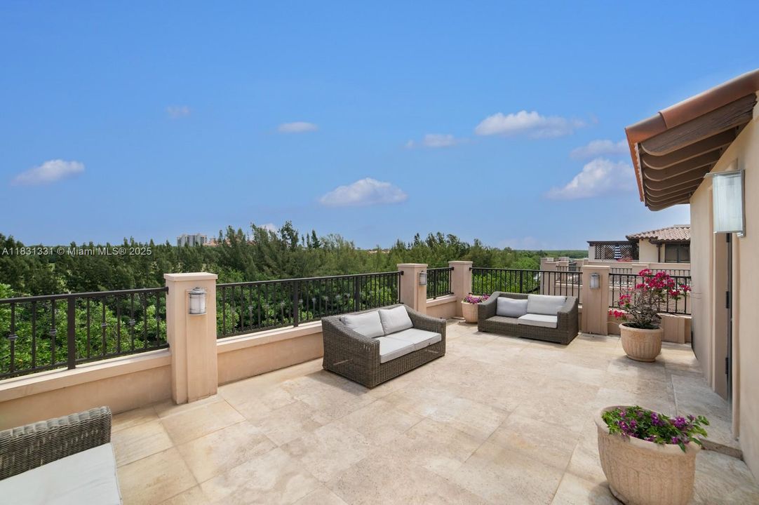 En Venta: $2,895,000 (4 camas, 3 baños, 4815 Pies cuadrados)