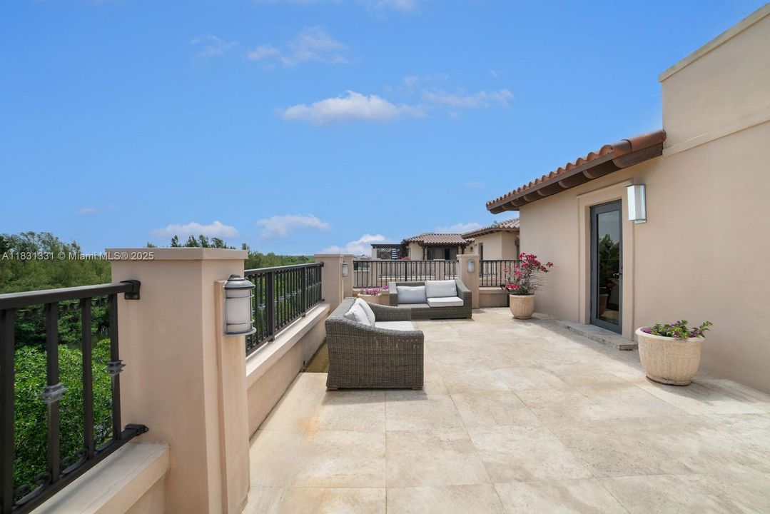 En Venta: $2,895,000 (4 camas, 3 baños, 4815 Pies cuadrados)