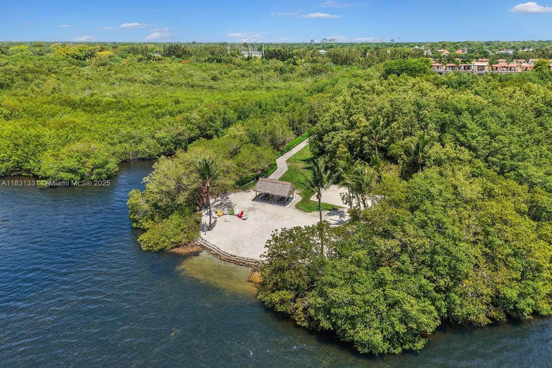 En Venta: $2,895,000 (4 camas, 3 baños, 4815 Pies cuadrados)