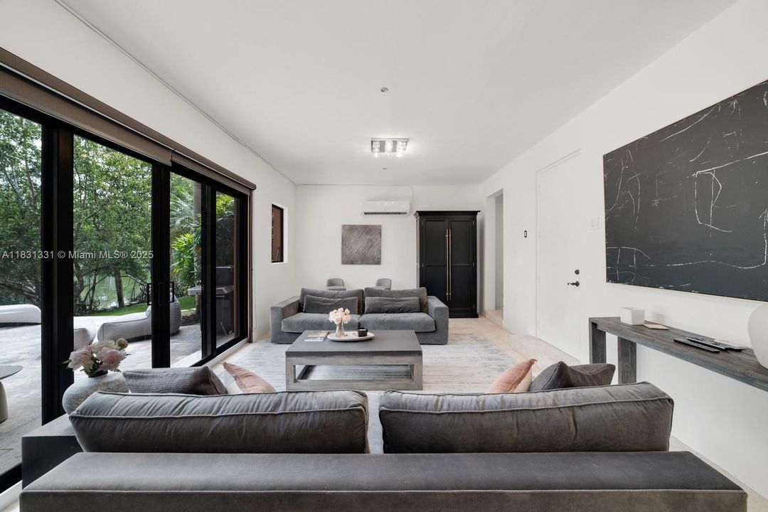 En Venta: $2,895,000 (4 camas, 3 baños, 4815 Pies cuadrados)