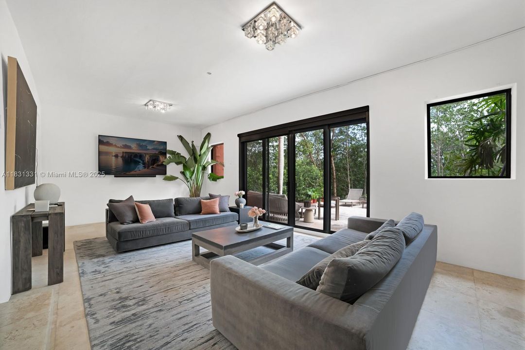 En Venta: $2,895,000 (4 camas, 3 baños, 4815 Pies cuadrados)