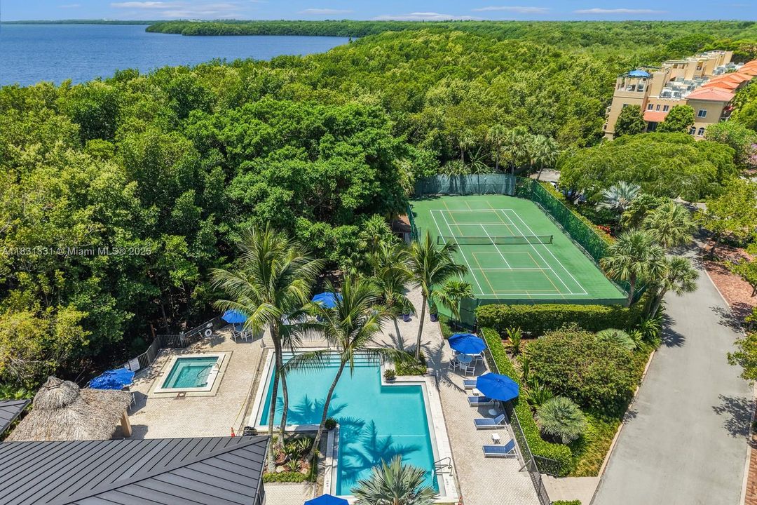 En Venta: $2,895,000 (4 camas, 3 baños, 4815 Pies cuadrados)