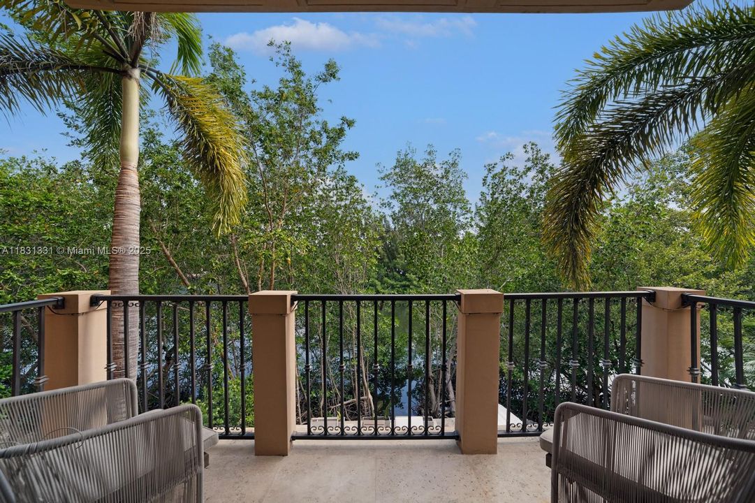 En Venta: $2,895,000 (4 camas, 3 baños, 4815 Pies cuadrados)