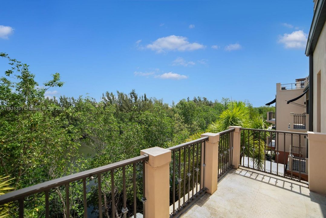 En Venta: $2,895,000 (4 camas, 3 baños, 4815 Pies cuadrados)