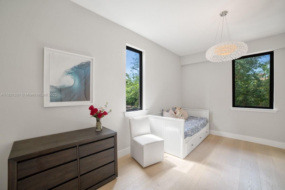 En Venta: $2,895,000 (4 camas, 3 baños, 4815 Pies cuadrados)