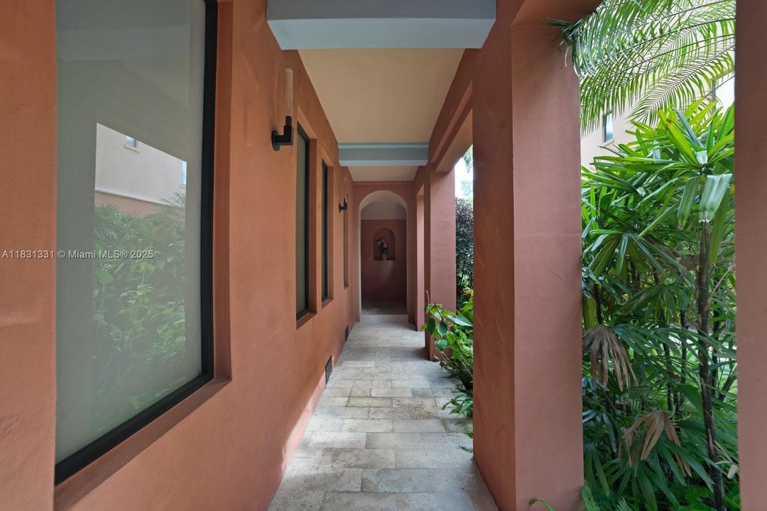 En Venta: $2,895,000 (4 camas, 3 baños, 4815 Pies cuadrados)