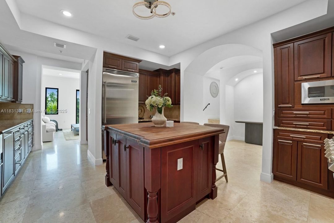 En Venta: $2,895,000 (4 camas, 3 baños, 4815 Pies cuadrados)