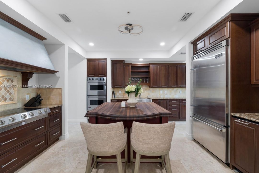 En Venta: $2,895,000 (4 camas, 3 baños, 4815 Pies cuadrados)