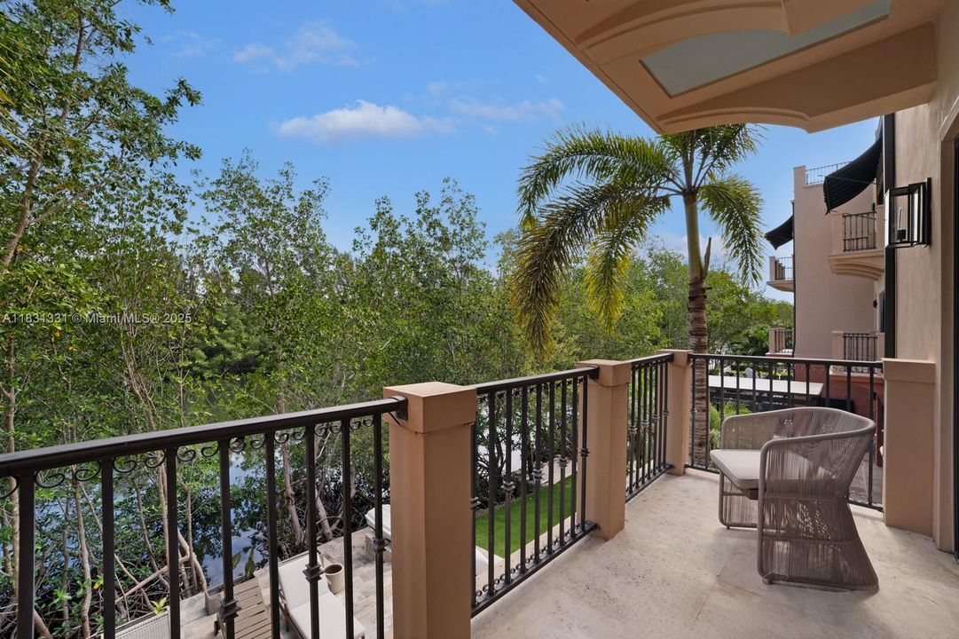 En Venta: $2,895,000 (4 camas, 3 baños, 4815 Pies cuadrados)