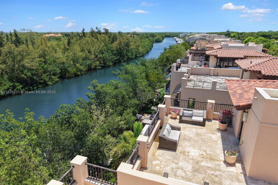 En Venta: $2,895,000 (4 camas, 3 baños, 4815 Pies cuadrados)