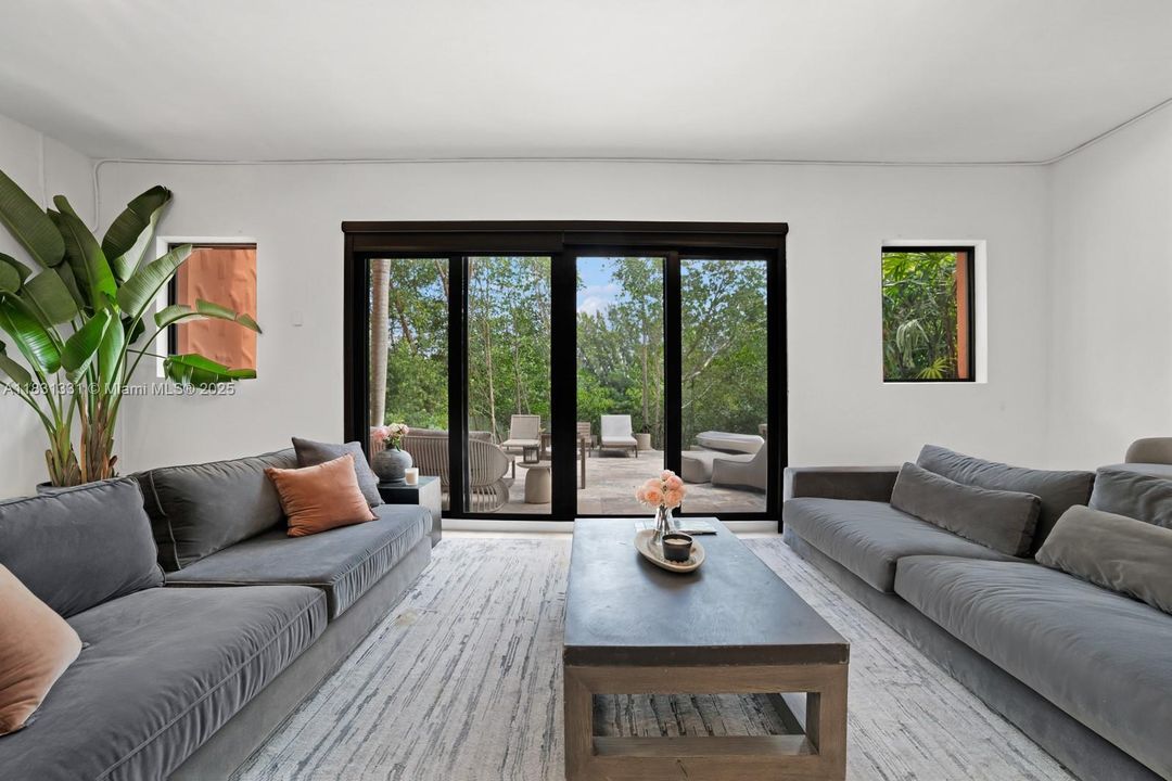 En Venta: $2,895,000 (4 camas, 3 baños, 4815 Pies cuadrados)