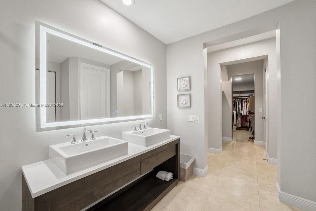 En Venta: $2,895,000 (4 camas, 3 baños, 4815 Pies cuadrados)