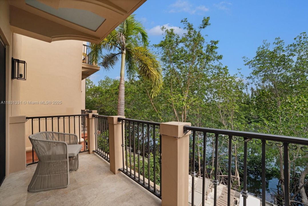 En Venta: $2,895,000 (4 camas, 3 baños, 4815 Pies cuadrados)