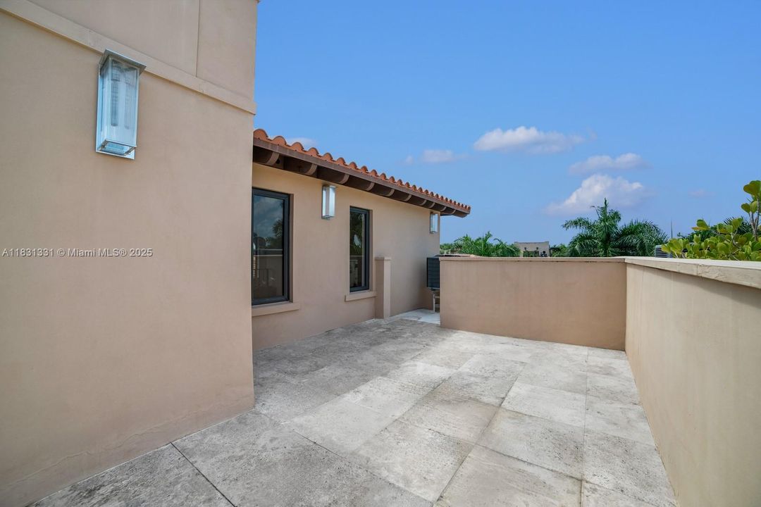 En Venta: $2,895,000 (4 camas, 3 baños, 4815 Pies cuadrados)