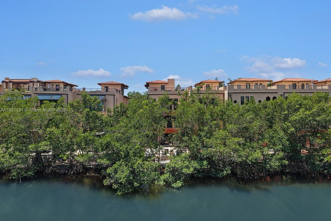 En Venta: $2,895,000 (4 camas, 3 baños, 4815 Pies cuadrados)