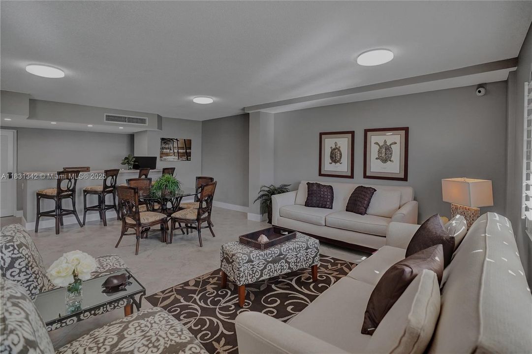 合同活跃: $595,000 (2 贝兹, 2 浴室, 975 平方英尺)