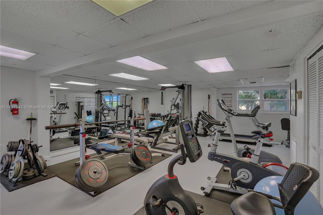 合同活跃: $595,000 (2 贝兹, 2 浴室, 975 平方英尺)