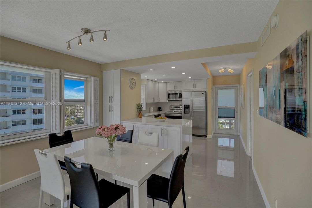 合同活跃: $595,000 (2 贝兹, 2 浴室, 975 平方英尺)