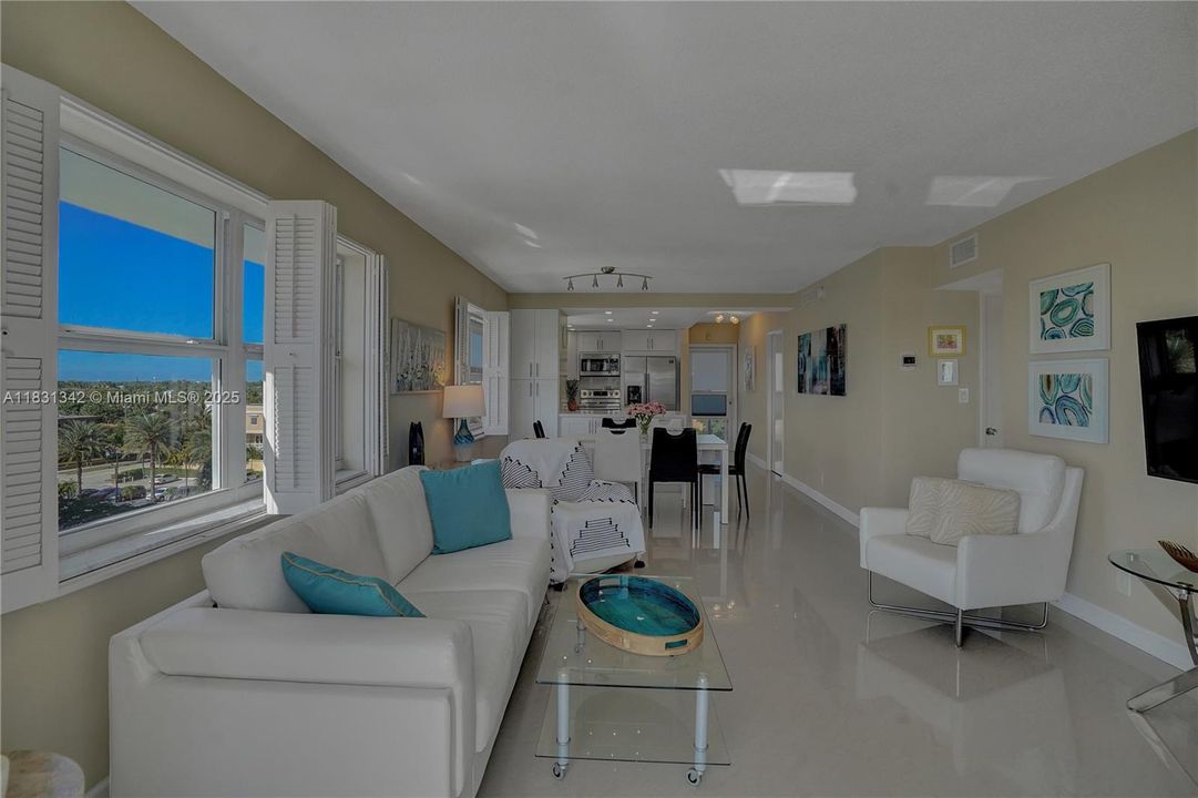 合同活跃: $595,000 (2 贝兹, 2 浴室, 975 平方英尺)