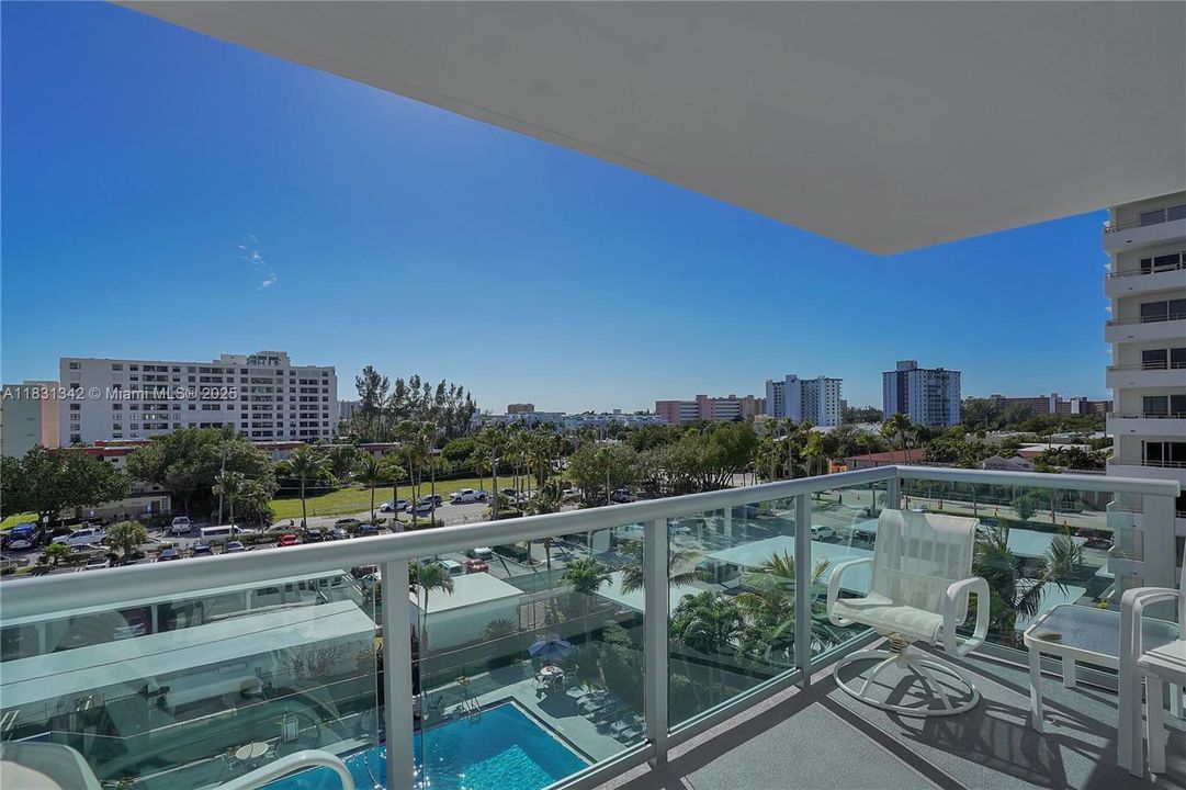 合同活跃: $595,000 (2 贝兹, 2 浴室, 975 平方英尺)