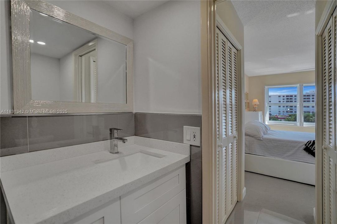 合同活跃: $595,000 (2 贝兹, 2 浴室, 975 平方英尺)