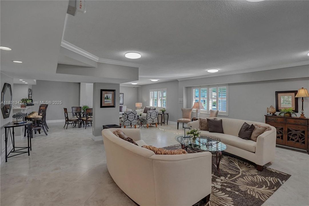 合同活跃: $595,000 (2 贝兹, 2 浴室, 975 平方英尺)