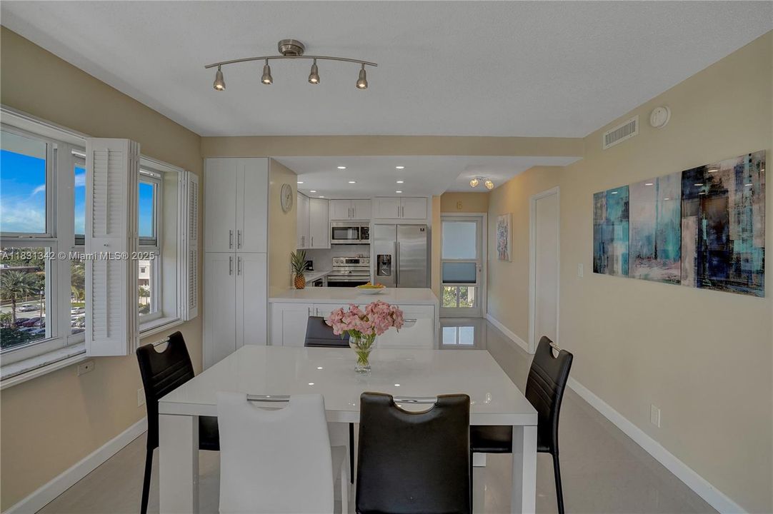 合同活跃: $595,000 (2 贝兹, 2 浴室, 975 平方英尺)