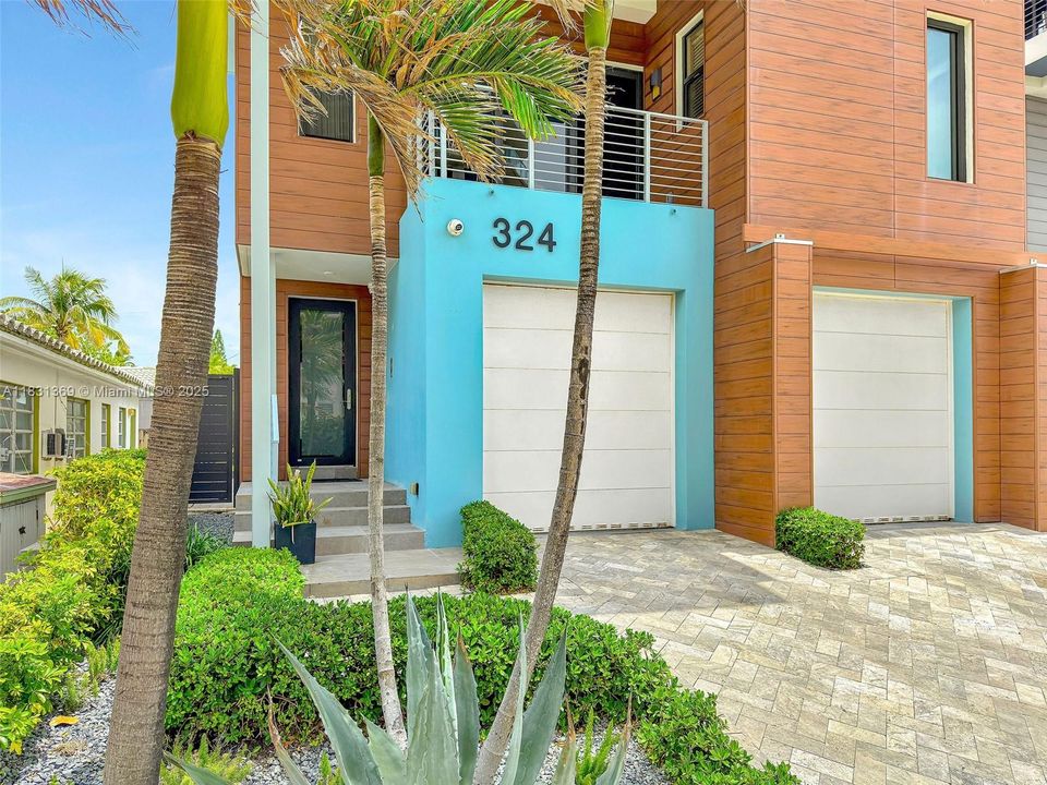 Active With Contract: $2,795,000 (4 beds, 3 baths, 2736 Square Feet)