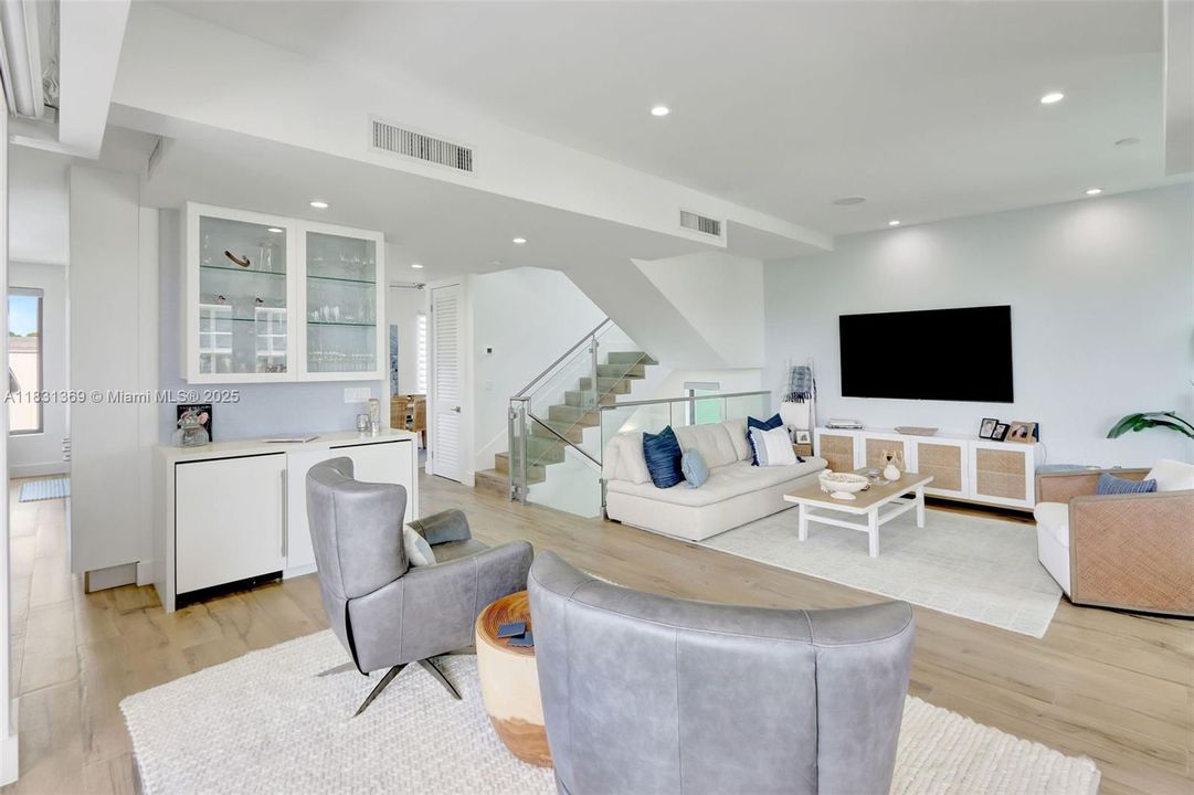 Active With Contract: $2,795,000 (4 beds, 3 baths, 2736 Square Feet)