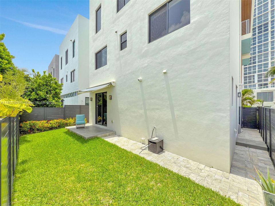 Active With Contract: $2,795,000 (4 beds, 3 baths, 2736 Square Feet)