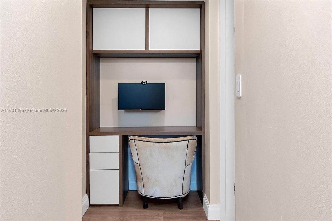 Recently Sold: $1,975,000 (3 beds, 3 baths, 2388 Square Feet)